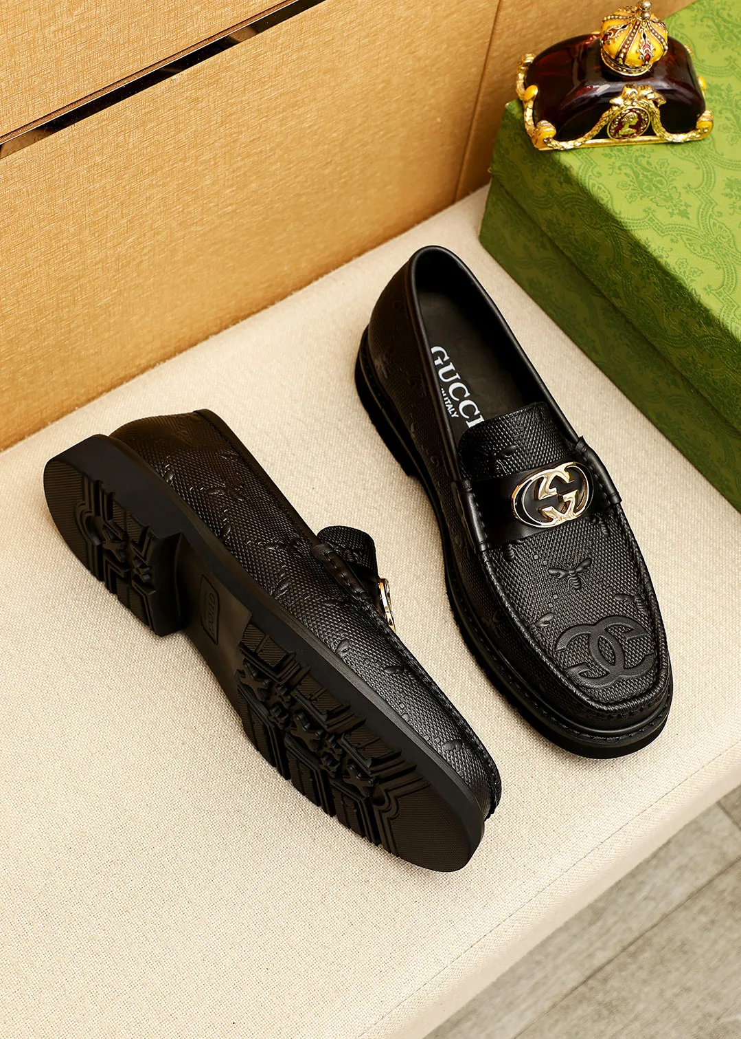 Men's shoes 💰520 💐 Product trademark: GUCCI "Gucci" casual leather shoes Regular size: 38-44 (45.46🉑️customized) Product materials: Selected imported first-layer calfskin embossed upper + classic hardware buckle, imported water-dyed cow leather lining. Strong three-dimensional visual effect, original outsole color: 1⃣️color optional